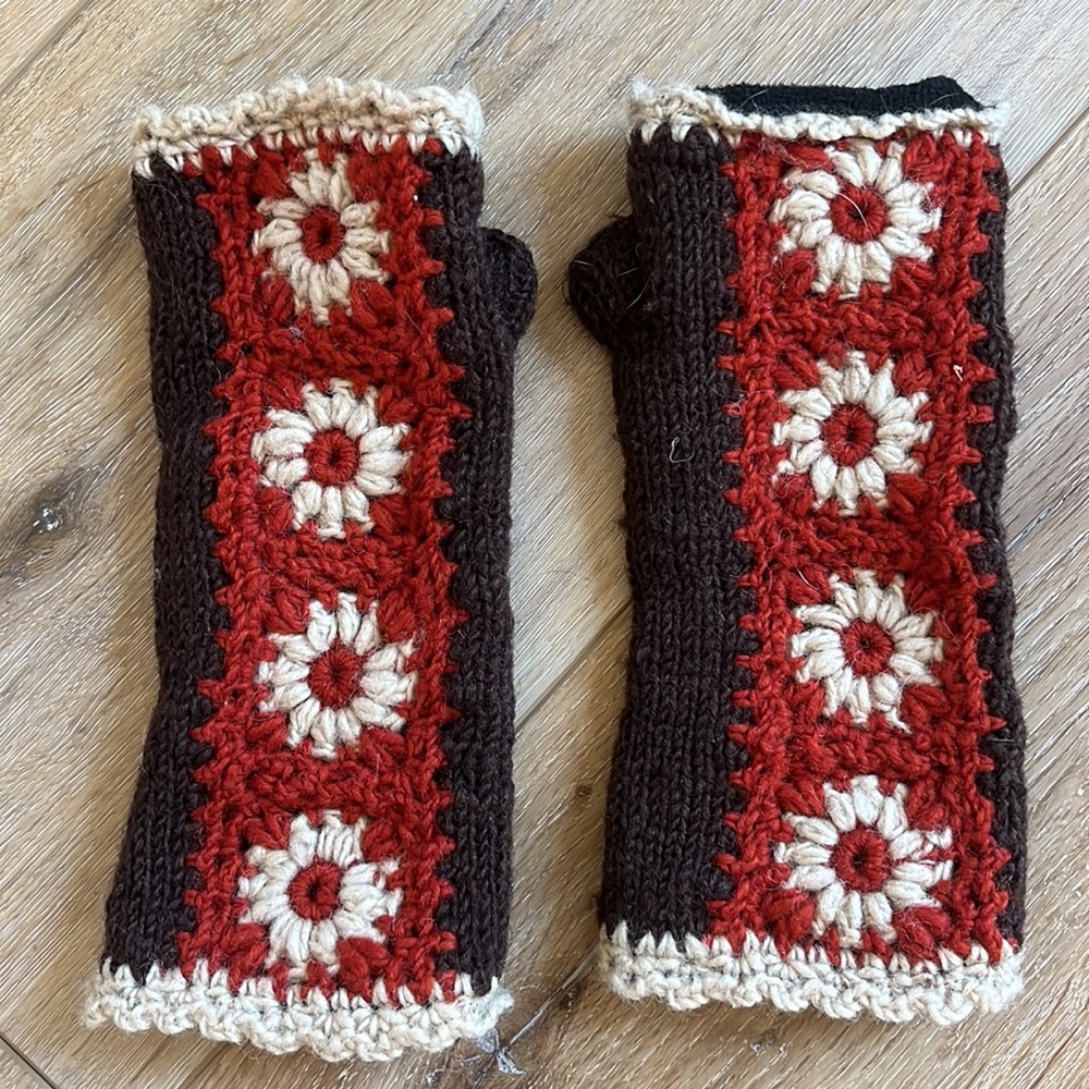 Mittens - Picture 3 of 4